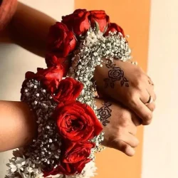 Buy Premium Red Gajra from our Online Store