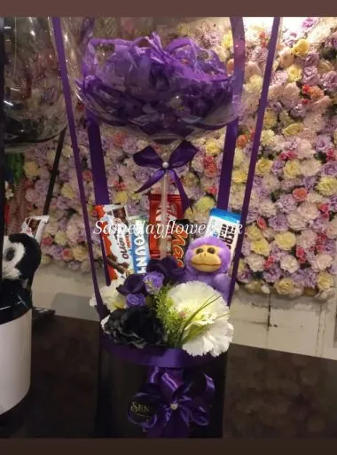 Sweet Combo gift set with flowers and treats