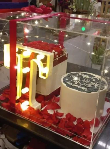 Valentine Cake and Flowers Lahore - SameDayFlowers.pk