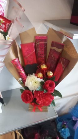 Valentine's Flower Chocolate Gift Lahore - SameDayFlowers.pk