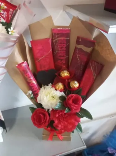 Valentine's Flower Chocolate Gift Lahore - SameDayFlowers.pk