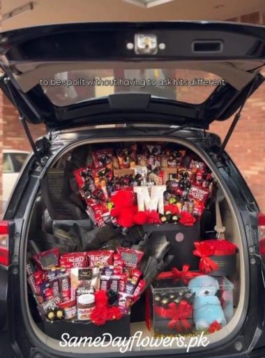 Surprise in a Car Pakistan - SameDayFlowers.pk
