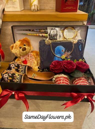 Gift for Her Lahore - SameDayFlowers.pk