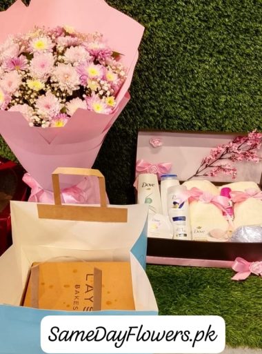 Mother's Day Flowers and Cake Lahore - SameDayFlowers.pk